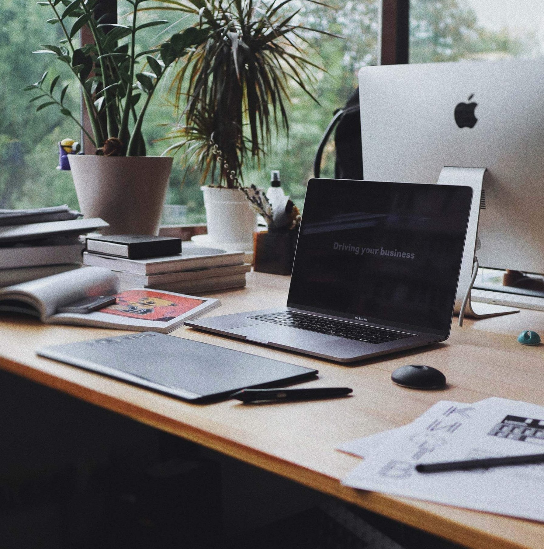 Über uns | Photo by unsplash.com @olenkasergienko Arbeitsplatz mit Notebook und Monitor