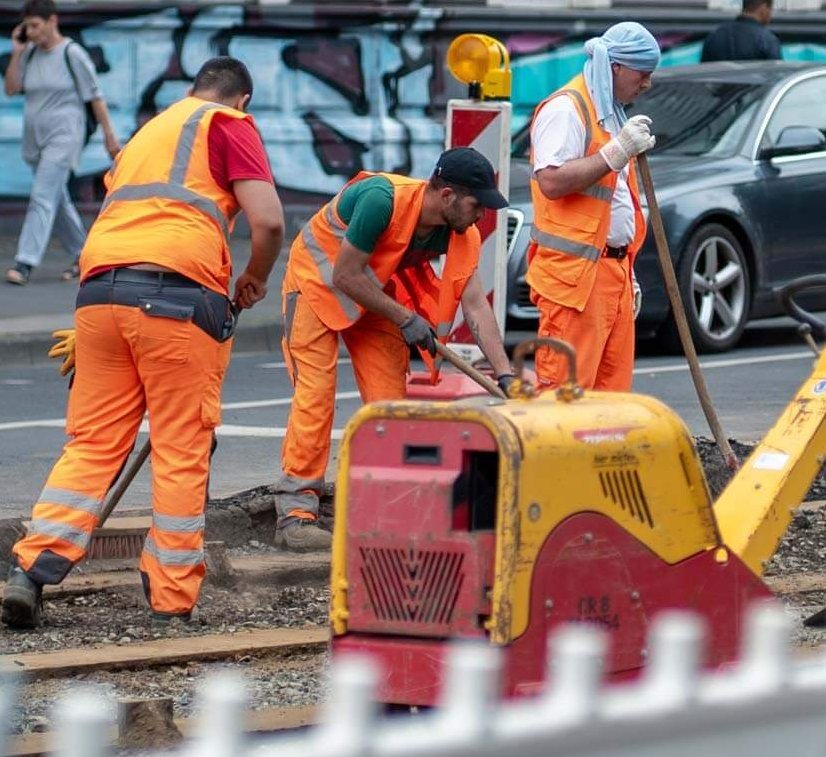 Straßenbauarbeiter arbeiten an einer Straße